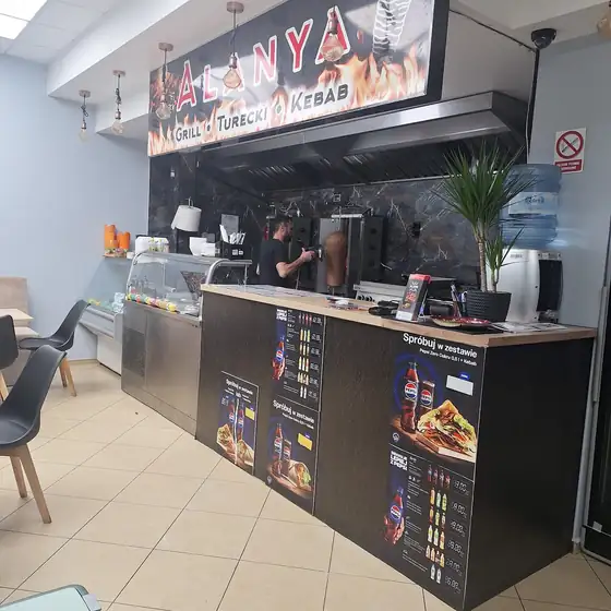 Lada z menu nad głową