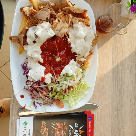 Kebab z sosami na talerzu