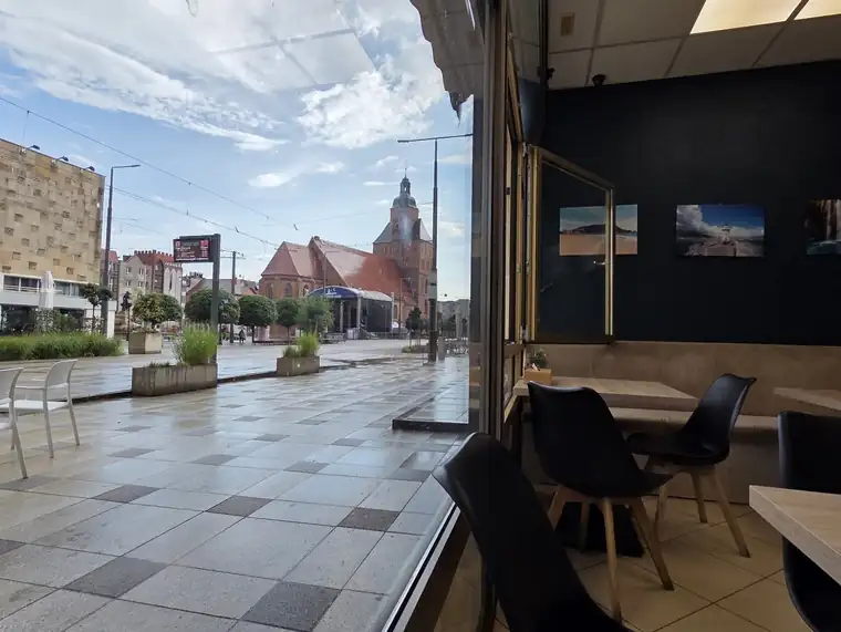 Widok z sali na plac i wieżę katedry